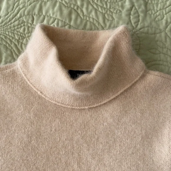 In excellent condition Theory size S/P Angora wool blend top, very soft - Picture 2 of 11